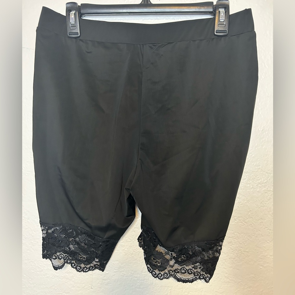 BloomChic Black Lace Shorts Bermuda Stretch Medium 10 Comfy Spandex